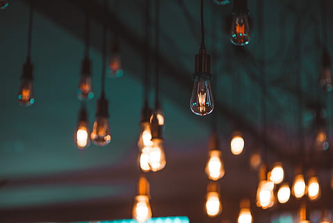 Licht, die Glühbirne, Beleuchtung, Fackel, Leuchte, LED, Neon-, Scheinwerfer, Bühne, funkeln, Lebensmittel, Bienenwabe, Honig, Lampe, Lampenschirm, Hochschule, Deckenleuchte, Schalter, elektrisches Gerät, Ampel, Lichtanlage, hängend, beleuchtet, Fokus auf den Vordergrund, keine Leute, Elektrizität, Glas - Material, Dekoration, Glühfaden, Technologie, in einer Reihe, glühend, transparent, Nahansicht, drinnen, elektrisches Licht, Licht - natürliches Phänomen, Kraftstoff- und Stromerzeugung, Decke, elektrische Lampe, 5K, CC0, gemeinfrei, lizenzfrei