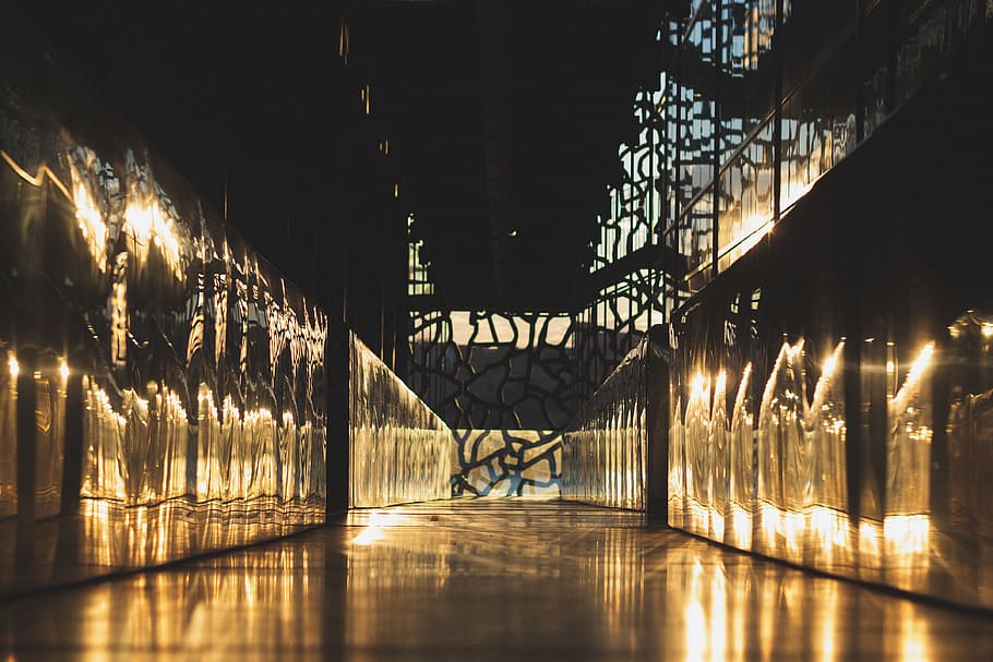 sòls, passadís, pis, il·luminació, foto, or, pont, edifici, barana, hd, provence, marseille, mar, sol, museu, mucem, França, fons de pantalla, alba, arquitectura, il·luminat, estructura construïda, cap gent, reflexió, a l'interior, nit, equips d’il·luminació, metall, naturalesa, absència, arcade, finestra, taula, luxe, 4K