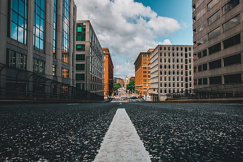 carretera buida, asfalt, carretera, edifici, urbà, ciutat, edifici d'oficines, manera, arquitectura, habitatge, centre de la ciutat, carrer, condomini, campanar, fletxa, torre, de gran alçada, intersecció, exterior de l'edifici, estructura construïda, núvol - cel, cel, naturalesa, transport, dia, marcatge de carreteres, nivell superficial, perspectiva decreixent, cap gent, a l'aire lliure, direcció, símbol, marcatge, exterior d’edifici d’oficines, 5K, CC0, domini públic, lliure de regalies