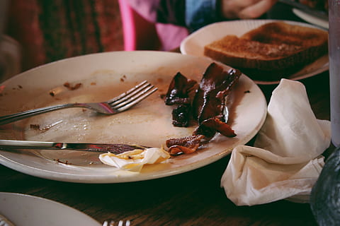 bacon, morgenmad, mad, mad og drikke, plade, friskhed, gaffel, spise redskaber, køkkenredskaber, klar til at spise, bord, indendørs, en person, bedrift, tæt på, kød, menneskelig hånd, fokus på forgrunden, uigenkendelig person, kniv, hånd, tilfældige mennesker, bordkniv, fristelse, 2K, CC0, offentligt domæne, royaltyfrie