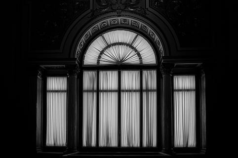 finestra, retroilluminato, tendaggio, contrasto, monocromatico, bianco e nero, arco, silhouette, in casa, architettura, nessuno, struttura costruita, Entrata, buio, giorno, modello, chiuso, costruzione, porta, il passato, design, storia, religione, vecchio, natura, ornato, 4K, CC0, dominio pubblico, privo di copyright