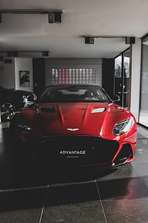 supercarro vermelho, modo de transporte, transporte, vermelho, carro, veículo terrestre, veículo motorizado, dentro de casa, ninguém, carro esportivo, estacionário, arquitetura, estrutura construída, moderno, garagem, texto, pavimento, showroom, estilo retro, luxo, 4K, CC0, domínio público, royalty free