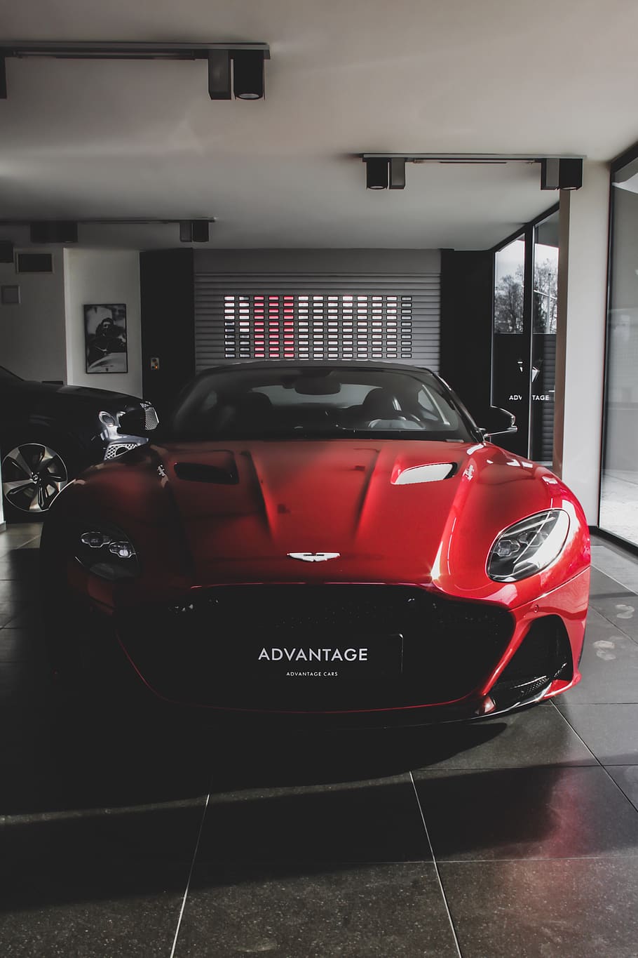 supercar rossa, modo di trasporto, mezzi di trasporto, rosso, auto, veicolo terrestre, veicolo a motore, in casa, nessuno, auto sportiva, stazionario, architettura, struttura costruita, moderno, box auto, testo, pavimentazione, showroom, in stile retrò, lusso, 4K