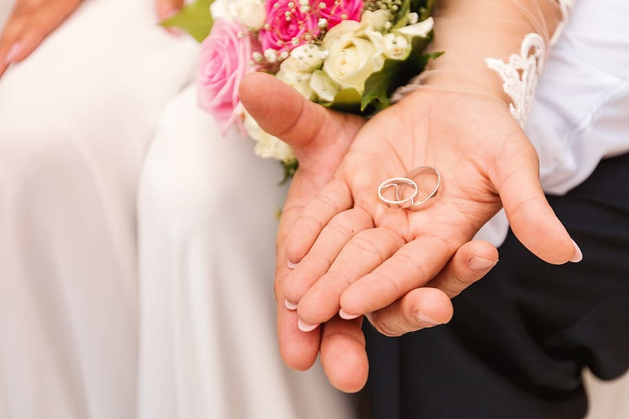 núvia, el nuvi, les mans del nuvi, anells de casament, casament, casat, amor, dones, esdeveniments de la vida, mà humana, celebració, esdeveniment, anell, mà, flor, adult, femelles, part del cos humà, nuvi, parella - relació, planta amb flors, secció mitjana, emoció positiva, esposa, bouquet, arranjament floral, cerimònia del casament, marit, vots de casament, 4K