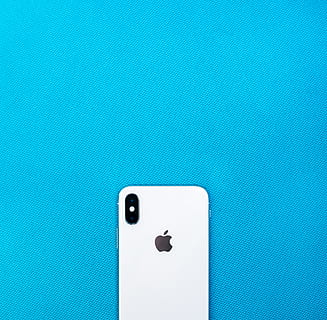 tech, technologie, jablko, iphone, iphone 10, iphone x, X, chytrý telefon, mobilní, pohybliví, mobilní telefon, telefon, Fotoaparát, čočka, modrý, kopie prostor, sdělení, uvnitř, nikdo, detail, bezdrátové technologie, studio shot, spojení, jeden objekt, přenosné informační zařízení, bílá barva, jednoduchost, řízení, vchod, barevné pozadí, stálý život, 2K, CC0, veřejná doména, bez autorských práv