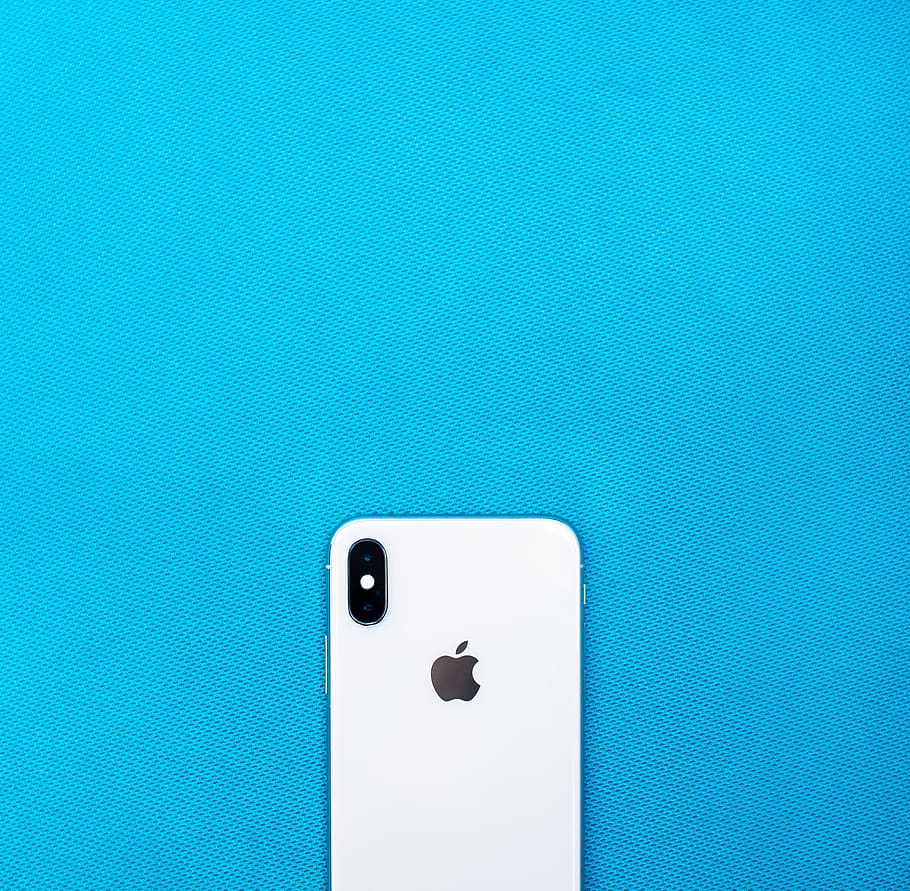 tecnologia, poma, iphone, iphone 10, iphone x, x, telèfon intel·ligent, mòbil, telèfon mòbil, telèfon, càmera, lent, blau, còpia espai, comunicació, a l'interior, cap gent, primer pla, tecnologia sense fils, tir de l'estudi, connexió, sol objecte, dispositiu d’informació portàtil, Color blanc, senzillesa, control, entrada, fons de colors, natura morta, 2K