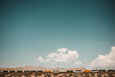 last tog, jernbane, himmel, tog, boxcar, Sky, bjerg, bakke, togbil, tør, ørken, symmetri, lyse, skrubbe græs, landskab, tain, blå himmel, sky - himmel, natur, udendørs, blå, scenics, ingen mennesker, cloudscape, sommer, dag, panoramisk, sollys, landlige scene, arkitektur, bybilledet, hus, 5K, CC0, offentligt domæne, royaltyfrie