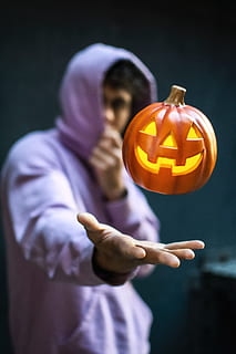 Jack-o'-Laternendekor, Halloween, Jack o 'Laterne, Feier, Kürbis, Lebensmittel, eine Person, Essen und Trinken, Ferienveranstaltung, gruslig, Fokus auf den Vordergrund, halten, Kindheit, Männer, Gesicht, anthropomorphes Gesicht, anthropomorph, Herbst, Kind, orange Farbe, draußen, 5K, CC0, gemeinfrei, lizenzfrei