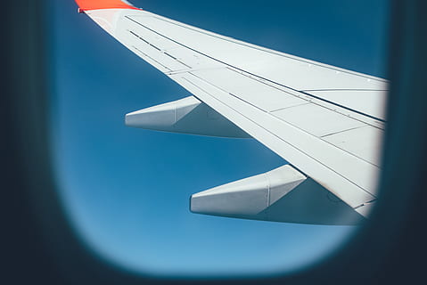 finestra, ala, anar, explorar, viatjar, netejar, cel, avió, vehicle aeri, ala dels avions, transport, cap gent, volant, manera de transport, blau, dia, naturalesa, moviment, cel clar, avió comercial, a l'aire, llum solar, a l'aire lliure, en moviment, indústria aeroespacial, 5K, CC0, domini públic, lliure de regalies