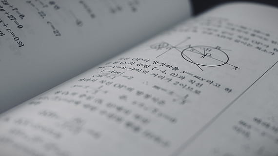Mathematik, Studie, Buch, trainieren, Prüfung, Die gleichung, USD, eine gerade Linie, Dreieck, Pythagoras, Papier-, Briefpapier, grau, Weiß, schwarz, die Formel, dieser Wagenbestand, Funktion, selektiver Fokus, Notenblätter, Blatt, Musik Note, Nummer, drinnen, keine Leute, Nahansicht, High Angle View, Text, Kunst, Kultur und Unterhaltung, Musik-, Bildung, westliche Schrift, Kommunikation, Stillleben, dokumentieren, 5K, CC0, gemeinfrei, lizenzfrei