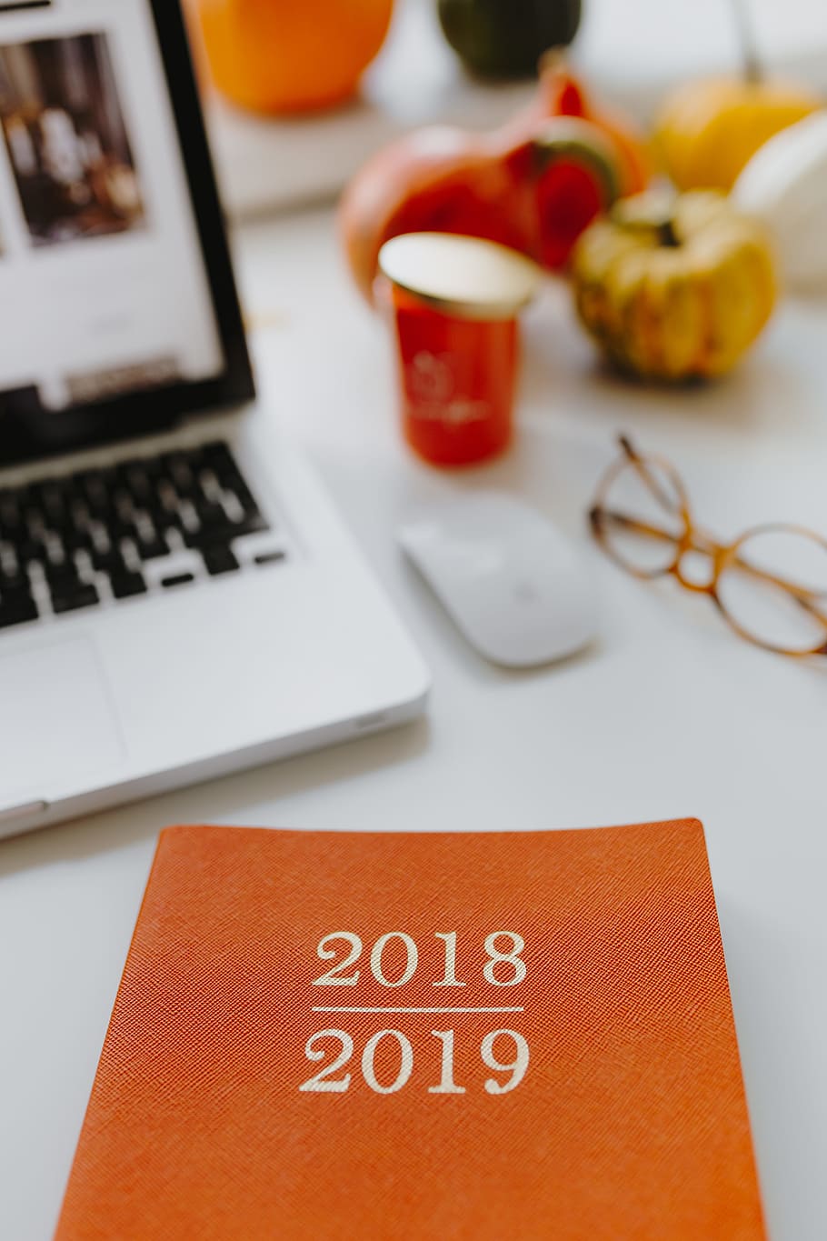femella, escriptori, taronja, quadern, carabasses, portàtil, ordinador, MacBook, espai de treball, oficina, oficina a casa, tardor, caure, setembre, octubre, carbassa, croissant, 2019, calendari, organitzador, estudiant, taula, comunicació, tecnologia sense fils, natura morta, text, tecnologia, connexió, a l'interior, guió occidental, centrar-se en primer pla, menjar i beguda, cap gent, menjar, usant portàtil, color taronja, primer pla, alimentació saludable, mobles, 5K