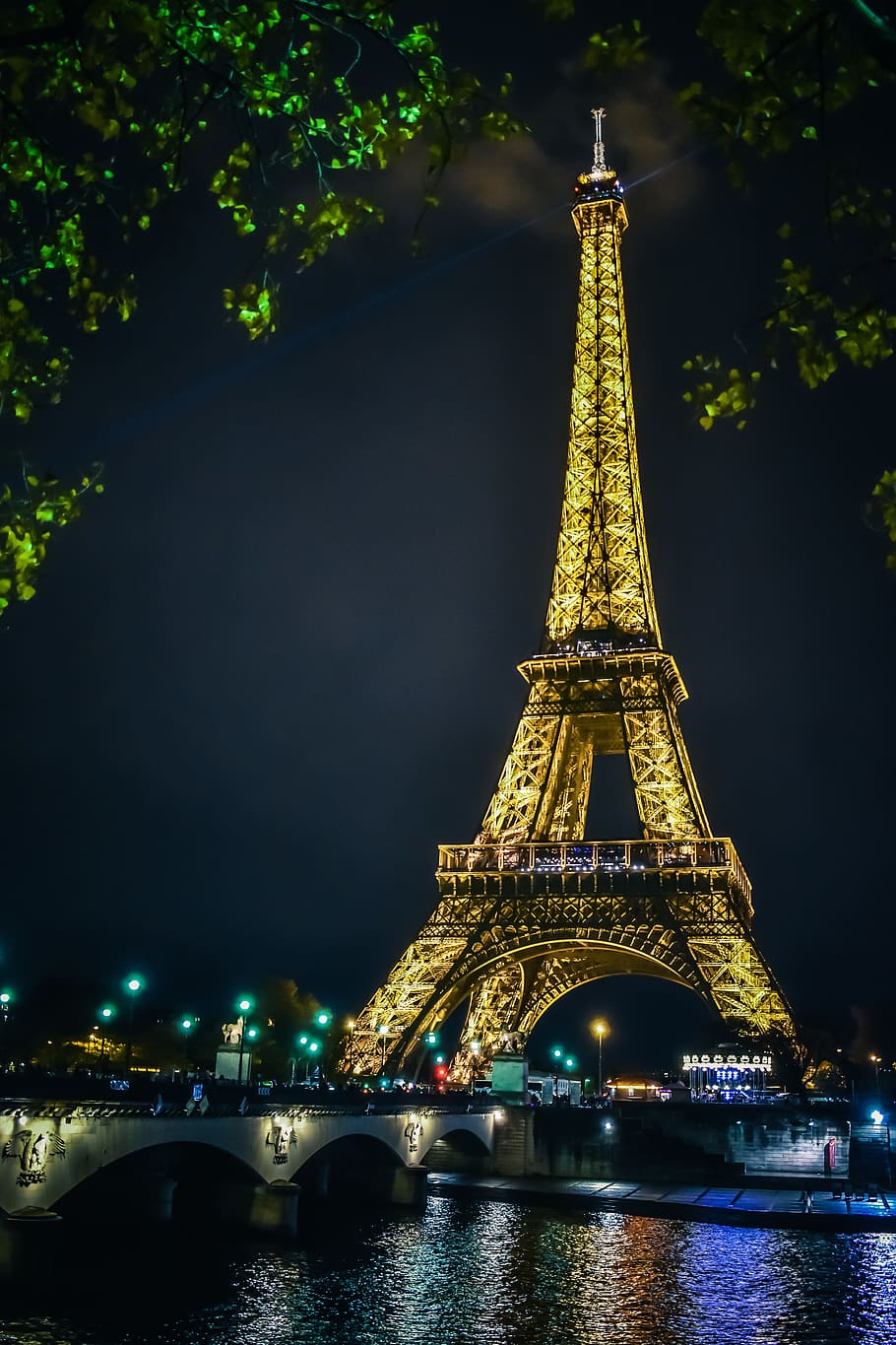 Eiffeltårnet, arkitektur, bygning, tårn, Spir, Paris, Frankrig, by-, by, downtown, metropol, belysning, udendørs, human, person, bro, natur, monument, bygget struktur, belyst, rejsemål, turisme, rejse, nat, bygning udvendig, høj - høj, træ, vand, historie, forbindelse, flod, ingen mennesker, bro - menneskeskabt struktur, 5K