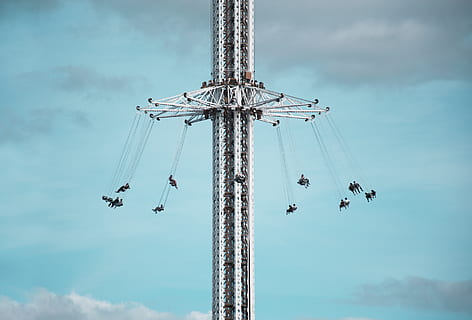 altalena grigia, palo di utilità, stoccolma, Svezia, cavo, linee elettriche, veicolo, aereo, mezzi di trasporto, umano, persona, torre di trasmissione elettrica, cielo, elicottero, architettura, Parco divertimenti, cinghia, ruota panoramica, divertimento, persone, nuvola - cielo, cultura artistica e intrattenimento, Inquadratura dal basso, giro del parco dei divertimenti, giorno, natura, giro a catena, gruppo di persone, alto - alto, all'aperto, godimento, attività di svago, persone accessorie, persone reali, movimento, metallo, area fieristica, 2K, CC0, dominio pubblico, privo di copyright