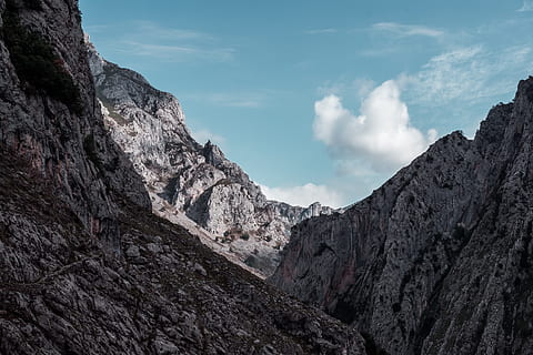 Gebirge, klar, Blau, Himmel, Kamm, draußen, Natur, Berg, picos de europa, Spanien, Gletscher, Schnee, Eis, Gipfel, Wildnis, wolke - himmel, Szenen - Natur, Schönheit in der Natur, Rock, Ruhe, ruhige Szene, Felsformation, Nicht-städtische Szene, physische Geographie, Landschaft, Umgebung, Rock - Objekt, Tag, Geologie, Formation, Rocky Mountains, keine Leute, erodiert, Klima, trockenes Klima, 2K, CC0, gemeinfrei, lizenzfrei