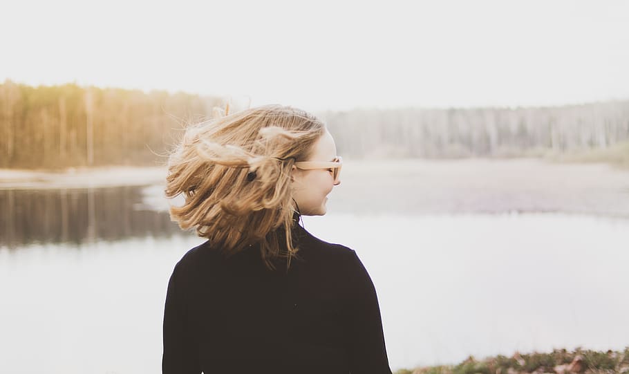 kvinde, solbriller, sort, jakke, alene, bagfra, blond, dagslys, en person, sø, vand, rigtige mennesker, blond hår, ung voksen, hår, fritidsaktivitet, livsstil, natur, frisure, stående, dag, hovedskud, unge kvinder, Kvinder, portræt, fokus på forgrunden, udendørs, smuk kvinde, overvejelse, teenager, 5K