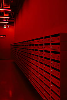 luce led rossa, rosso, in casa, nessuno, architettura, di fila, ripetizione, armadietto, ordine, Camerino, grande gruppo di oggetti, spogliatoio, costruzione, struttura costruita, portico, sicurezza, pavimentazione, mobilia, posto a sedere, assenza, corridoio, 5K, CC0, dominio pubblico, privo di copyright