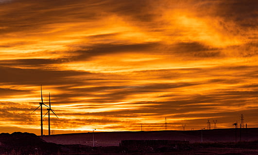 máquina, motor, turbina, turbina eólica, al aire libre, naturaleza, cielo, amanecer, puesta de sol, oscuridad, cielo Rojo, luz del sol, nube, parlamento, Dom, poste de electricidad, aeropuerto, aeródromo, nube - cielo, tecnología, ambiente, color naranja, pilón de electricidad, electricidad, belleza en la naturaleza, paisajes - naturaleza, silueta, paisaje, fuente de alimentación, generación de combustible y energía, conexión, nadie, cable, Línea eléctrica, cielo dramático, viento, poder en la naturaleza, 5K, CC0, dominio público, libre de derechos