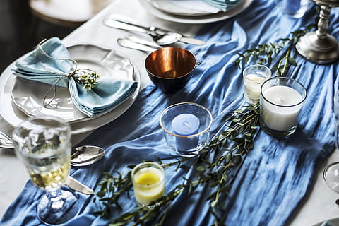 mesa, paño, vela, ajuste, platos, plato, servilleta, ropa de plata, planta, hoja, follaje, verdor, vaso, banquete, cuchillería, cena, detalle, De arriba hacia abajo, lujoso, restaurante, comida, vajilla, cuchara, celebracion, decoración, gastrónomo, cubiertos, de cerca, nadie, beber, Servicio, lujo, elegancia, culturas, arreglando, Boda, fiesta - evento social, blanco, material de vidrio, industria de alimentos y bebidas, frescura, Ocupación del servicio de comida, Manteles, comida y bebida, arreglo, evento, 4K, CC0, dominio público, libre de derechos