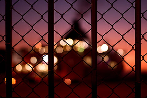 Řecko, igoumenitsa, bokeheffect, bokeh, přístav, nikon, letní, 50mm objektiv, západ slunce, Drátěný plot, plot, hranice, bariéra, svítí, ochrana, bezpečnostní, detail, drátěné pletivo, noc, bezpečnost, nikdo, venku, drát, architektura, soumrak, zaměřit se na popředí, vzor, pozadí, 5K, CC0, veřejná doména, bez autorských práv