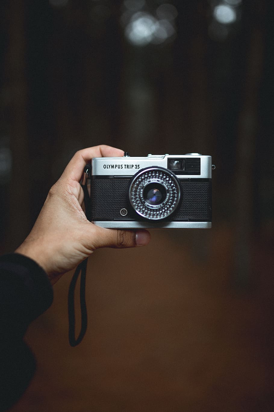 gris, negre, càmera dslr, càmera analògica, obertura, càmera, captura, clàssic, electrònica, equipament, focus, mà, lent, olympus, fotògraf, fotografia, tecnologia, vintage, mà humana, temes de fotografia, part del cos humà, una persona, celebració, persones reals, càmera - equip fotogràfic, activitat, fotografiar, estil retro, centrar-se en primer pla, estils de vida, equip fotogràfic, activitat d'oci, a l'interior, persona irreconeixible, dit, 5K