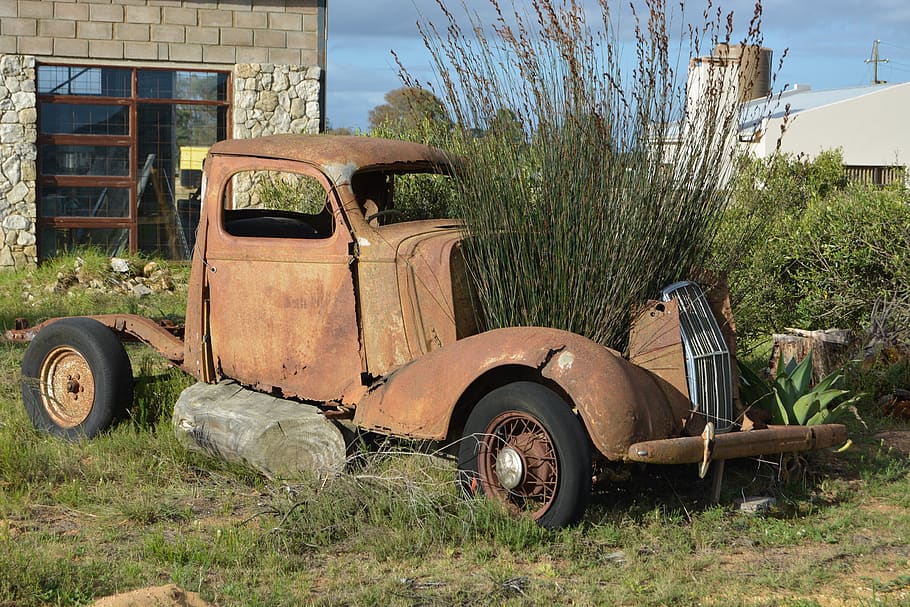 vell, oldtimer, vintage, rovellat, clàssic, cotxe, recollida, vehicle, abandonat, obsoleta, manera de transport, transport, espatllat, aixafar, camp, vehicle terrestre, declivi, terra, dia, deteriorament, planta, naturalesa, mal estat, arquitectura, estructura construïda, cap gent, a l'aire lliure, arruïnat, roda, 4K