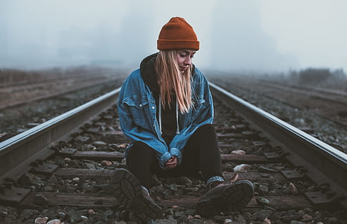 seduta, treno, rotaie, brani, ragazza, bionda, donna, signora, Beanie, freddo, tempo metereologico, tempo freddo, nebbioso, nebbia, trasporto ferroviario, traccia, ferrovia, una persona, mezzi di trasporto, giovane adulto, persone reali, stili di vita, giovani donne, lunghezza intera, abbigliamento casual, concentrarsi sulle conoscenze acquisite, cappello, giorno, capi di abbigliamento, attività di svago, vista frontale, all'aperto, prospettiva decrescente, vestiti caldi, acconciatura, 5K, CC0, dominio pubblico, privo di copyright