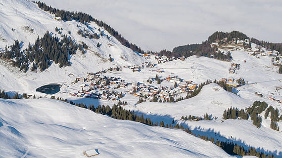 alberi sulla montagna di neve, la neve, temperatura fredda, inverno, montagna, bellezza nella natura, scenics - natura, Colore bianco, paesaggio, ambiente, natura, architettura, esterno dell'edificio, copertura, giorno, costruzione, struttura costruita, albero, cielo, pianta, nessuno, montagna innevata, catena montuosa, all'aperto, stazione sciistica, 5K, CC0, dominio pubblico, privo di copyright