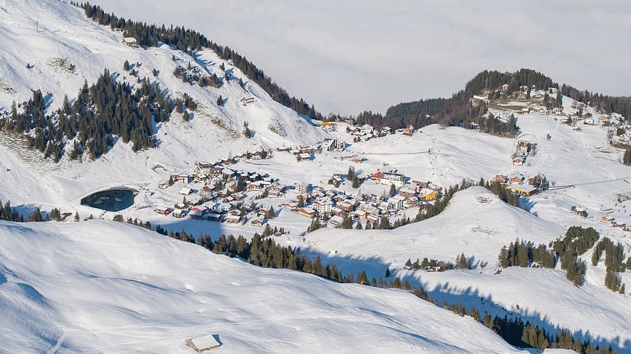 alberi sulla montagna di neve, la neve, temperatura fredda, inverno, montagna, bellezza nella natura, scenics - natura, Colore bianco, paesaggio, ambiente, natura, architettura, esterno dell'edificio, copertura, giorno, costruzione, struttura costruita, albero, cielo, pianta, nessuno, montagna innevata, catena montuosa, all'aperto, stazione sciistica, 5K