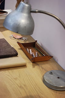 styling, pynter op, indretning, indre, belysning, værelse, hus, hjem, stylet skyde, stil interiør, industriel, lys, lampe, arbejdsområde, arbejder, kontorplads, kontor, skrivebord, træ - materiale, ingen mennesker, indendørs, bord, stilleben, tæt på, musik, metal, høj vinkel visning, udstyr, musikinstrument, meddelelse, teknologi, dag, antik, kunstkultur og underholdning, tid, carving - håndværk produkt, 5K, CC0, offentligt domæne, royaltyfrie
