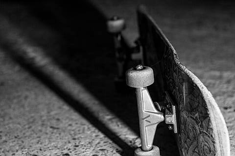 sort, hvid, metal, fokus på forgrunden, ingen mennesker, tæt på, høj vinkel visning, murbygningsfunktion, selektiv fokusering, dag, rækværk, udendørs, cykel, udstyr, fravær, transportmidler, gammel, trappe, træ - materiale, stilleben, forbindelse, sort farve, 2K, CC0, offentligt domæne, royaltyfrie
