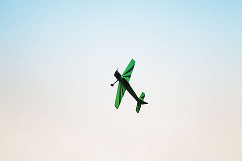 Flugzeug, Modell-, Fernbedienung, kontrolliert werden, rcplane, RC-Modell, tanjungpinang, tac, kepri, Indonesien, Himmel, fliegend, klarer Himmel, in der Luft, Natur, Tag, Luftfahrzeug, Blau, Transport, Transportmittel, kopieren sie platz, unterwegs, grüne Farbe, keine Leute, draußen, sonnig, Reise, Bewegung, Flachwinkelansicht, Ebene, 1080P, CC0, gemeinfrei, lizenzfrei