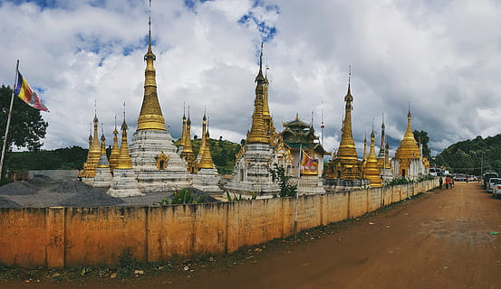 mur marron, bâtiment, temple, la tour, tombeau, architecture, flèche, clocher, culte, drapeau, pagode, symbole, métropole, Urbain, ville, route, en plein air, mur, la personne, Humain, croyance, religion, lieu de culte, structure construite, spiritualité, extérieur du bâtiment, ciel, l'histoire, Destinations de voyage, nuage - ciel, la nature, personne, le passé, journée, 5K, CC0, domaine public, libre de droits