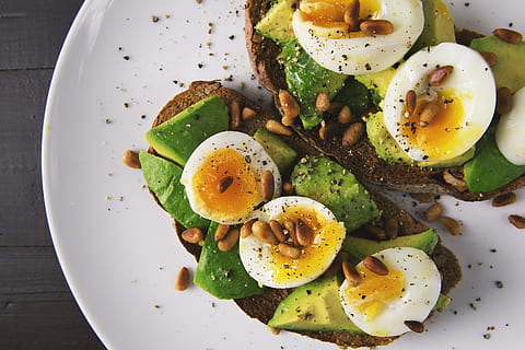 bakverk, kokt, ägg, tallrik, aptitretare, avokado, bröd, närbild, kök, mejeriprodukt, utsökt, diet, äta nyttigt, epicure, fokus, mat, matfotografi, matplätering, hälsosam, hälsosam kost, hälsosam mat, ört, lunch, måltid, aptitretande, näring, sallad, skiva, mellanmål, välsmakande, rostat bröd, rostat, vegetabiliska, mat och dryck, klar att äta, friskhet, välbefinnande, inomhus, fortfarande liv, inget folk, direkt ovanför, betjäningsstorlek, tabell, högvinkelvy, stekt, frukost, kokt ägg, äggula, stekt ägg, garnering, 4K, CC0, offentligt domän, royaltyfria