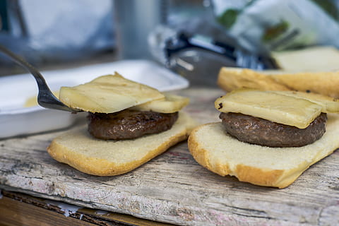 krajíc chleba, hamburger, hovězí, rozmazané pozadí, chléb, drdol, sýr, cheeseburger, close -up, vaření, mléčný výrobek, Lahodné, jídlo, Vidlička, domácí výroba, maso, zalévání, sendvič, Svačina, občerstvení, stůl, Chutný, dřevo, dřevěná deska, jídlo a pití, svěžest, uvnitř, detail, nikdo, připraven jíst, nezdravé stravování, dřevo - materiál, zaměřit se na popředí, prkénko, požitek, příprava, stálý život, Fast Food, selektivní zaměření, pokušení, koncese, 5K, CC0, veřejná doména, bez autorských práv