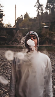 home, trucs de fum, humà, persona, gent, Alemanya, füssen, beanie, retrat, cara, gris, forat, femella, tapa, roba, barret, cap, disfressa, fotografia, model, moda, borrós, una persona, persones reals, activitat d'oci, estils de vida, cintura cap amunt, de peu, vista frontal, fum - estructura física, ulls tancats, homes, dia, adult jove, naturalesa, enfocament selectiu, roba casual, a l'aire lliure, 4K, CC0, domini públic, lliure de regalies