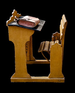 escriptori, classe, escola, objecte, fusta, fons negre, cap gent, tir de l'estudi, a l'interior, primer pla, material de fusta, sol objecte, natura morta, tallar, metall, fons de colors, marró, naturalesa, vell, equipament musical, antiguitat, instrument musical, groc, instrument de corda, 1080P, CC0, domini públic, lliure de regalies