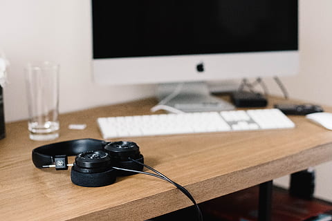 computer, tastatur, æble, elektronik, moderne, teknologi, forretning, kontor, skole, arbejde, skrivebord, bord, sløring, hovedtelefoner, headset, glas, computerudstyr, indendørs, forbindelse, computerskærm, møbel, træ - materiale, stilleben, computermus, ingen mennesker, computer tastatur, meddelelse, sort farve, desktop pc, musik, 5K, CC0, offentligt domæne, royaltyfrie