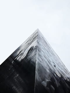 piramide nera, costruzione, angolo, architettura, acuto, alzando lo sguardo, cielo, linea, verticale, liscio, metallo, merce, astratto, struttura costruita, vetro - materiale, riflessione, futuristico, moderno, sfondi, finestra, grattacielo, esterno dell'edificio, nessuno, acciaio, attività commerciale, blu, industria di costruzioni, scena urbana, forma geometrica, modello, grigio, edificio per uffici, all'aperto, 4K, CC0, dominio pubblico, privo di copyright