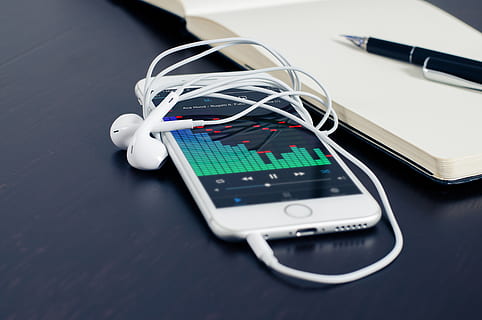 convertit, plata iPhone 6, poma, cel·la, gràfic, comunicació, digital, electrònica, auriculars, histograma, iphone, mòbil, música, reproductor de música, telèfon, intel·ligent, smartphone, so, tecnologia, tecnologia sense fils, connexió, taula, a l'interior, natura morta, primer pla, cap gent, vista d’angle alt, dispositiu d’informació portàtil, ordinador, nombre, telèfon mòbil, telèfon intel·ligent, portabilitat, oficina, salut i medicina, centrar-se en primer pla, portàtil, 4K, CC0, domini públic, lliure de regalies