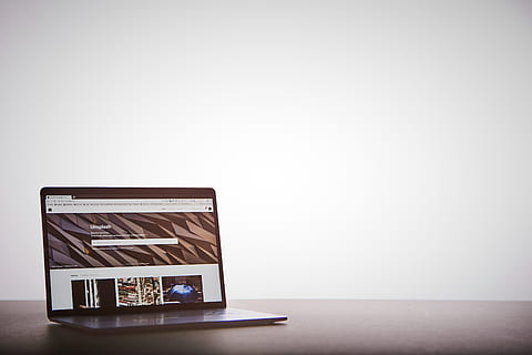 eingeschalteter Laptop, Tabelle, Laptop, Computer, Aufspritzen, Webseite, Digital, Gerät, minimal, Schreibtisch, Arbeitsplatz, Büro, auf weiß, Mac, Macbook Pro, Technologie, Geschäft, Internet, Computerbildschirm, Daten, keine Leute, Ausrüstung, digitale Tablette, kabellose Technologie, 5K, CC0, gemeinfrei, lizenzfrei