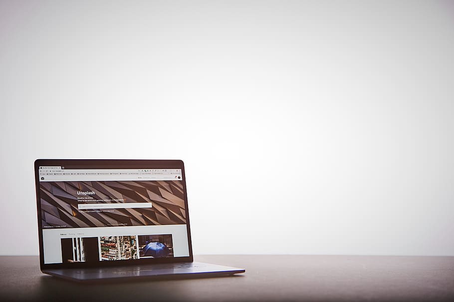 eingeschalteter Laptop, Tabelle, Laptop, Computer, Aufspritzen, Webseite, Digital, Gerät, minimal, Schreibtisch, Arbeitsplatz, Büro, auf weiß, Mac, Macbook Pro, Technologie, Geschäft, Internet, Computerbildschirm, Daten, keine Leute, Ausrüstung, digitale Tablette, kabellose Technologie, 5K