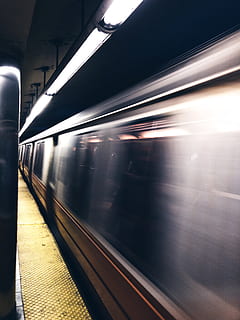 praeinantis pilkasis traukinys, geležinkelių transportu, viešasis transportas, transportavimas, neryškus judėjimas, traukinys, judėjimas, transporto būdas, traukinio transporto priemonė, metro traukinys, greitis, šviečia, metro stotis, ilga ekspozicija, keleivinis traukinys, metro, kelionė, architektūra, patalpose, nėra žmonių, palieka, 4K, CC0, Viešasis domenas, nemokamai