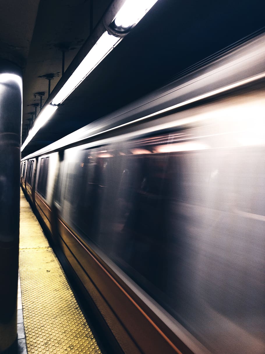 praeinantis pilkasis traukinys, geležinkelių transportu, viešasis transportas, transportavimas, neryškus judėjimas, traukinys, judėjimas, transporto būdas, traukinio transporto priemonė, metro traukinys, greitis, šviečia, metro stotis, ilga ekspozicija, keleivinis traukinys, metro, kelionė, architektūra, patalpose, nėra žmonių, palieka, 4K