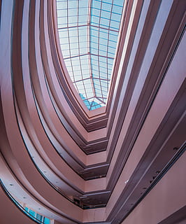 edifici de formigó blanc, arquitectura, edifici, sostre, disseny, futurista, geomètric, vidre, articles de vidre, a l'interior, interior, modern, patró, formes, acer, estructura construïda, vista d’angle baix, cap gent, vidre - material, dia, directament a sota, barana, característica arquitectònica, forma geomètrica, escala, claraboia, finestra, llum solar, passos i escales, arquitectura i art, 4K, CC0, domini públic, lliure de regalies