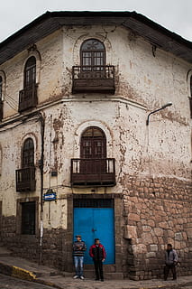 gastat, envelliment, textura, pedra, llambordes, carrer, fotografia de carrer, de peu, persona, home, finestra, porta, blau, marró, estuc, arquitectura, edifici, vell, viatjar, estructura construïda, exterior de l'edifici, dues persones, persones reals, homes, arc, dia, gent, el passat, història, entrada, estils de vida, activitat d'oci, dones, vista del darrere, 4K, CC0, domini públic, lliure de regalies