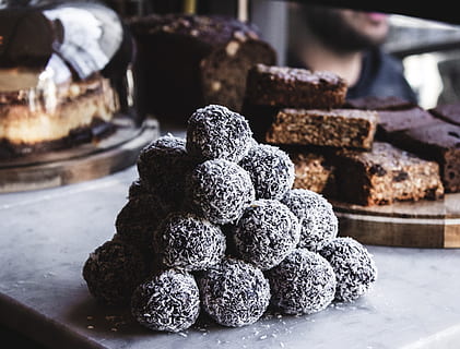 Munchkins, อาหารและเครื่องดื่ม, อาหาร, ความสด, ในบ้าน, มุ่งเน้นไปที่เบื้องหน้า, อาหารหวาน, ใกล้ชิด, ยังมีชีวิตอยู่, ขนม, ไม่มีคน, วัน, อบ, หวาน, กลุ่มวัตถุขนาดใหญ่, การปล่อยตัว, กอง, ตาราง, พร้อมที่จะกิน, สิ่งล่อใจ, 4K, CC0, โดเมนสาธารณะ, ค่าลิขสิทธิ์ฟรี