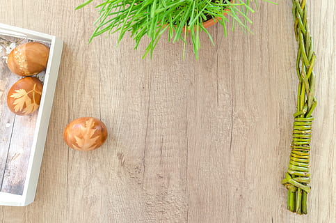 almendras marrones, ramas, huevos de Pascua, huevos, blanco, madera, de madera, comida, comida y bebida, mesa, frescura, naturaleza muerta, alimentación saludable, vista de alto ángulo, bienestar, adentro, material de madera, nadie, directamente arriba, vegetal, planta, color verde, marrón, de cerca, horneado, hierba, listo para comer, bocadillo, 5K, CC0, dominio público, libre de derechos