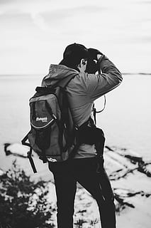 gråtonebilleder, mand, tager, Foto, rygsæk, sort og hvid, kamera, kasket, dagtimerne, handske, jakke, udendørs, tøj, person, sne, tager foto, have på, vinter, vand, hav, rigtige mennesker, livsstil, strand, jord, natur, himmel, fritidsaktivitet, to personer, voksen, Kvinder, herrer, fokus på forgrunden, samvær, mennesker, bonding, stående, dag, par - forhold, 5K, CC0, offentligt domæne, royaltyfrie