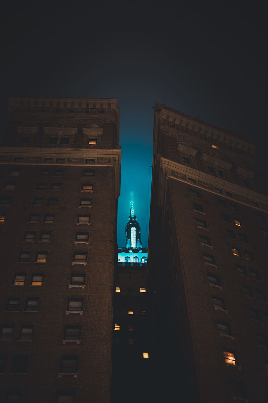 illuminato, Torre, edifici, edificio per uffici, costruzione, architettura, urbano, metropoli, cittadina, città, Empire State Building, nyc, alto aumento, campanile, guglia, luce, Torre dell'orologio, notte, pietra marrone, colori, nuvole, esterno dell'edificio, struttura costruita, cielo, nessuno, alto - alto, Inquadratura dal basso, natura, destinazioni di viaggio, edificio per uffici esterno, cielo sereno, all'aperto, grattacielo, attrezzatura per l'illuminazione, 5K