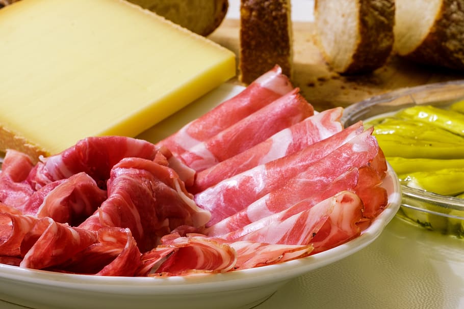 berenar, vespres, jause, pernil, wurstplatte, carn, formatge, menjar, sopar, menjar i beguda, frescor, alimentació saludable, primer pla, aliments crus, benestar, a l'interior, cap gent, bol, tall, vista d’angle alt, natura morta, vegetals, carn de porc, contenidor, elecció, fruita, safata, vaixella, 5K